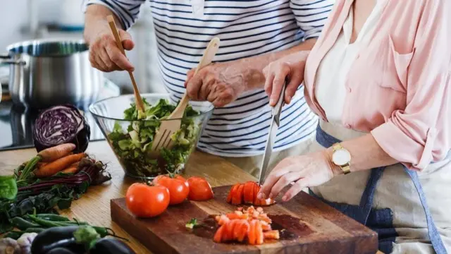 Mulheres preparando salada