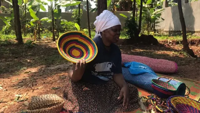 Namuyomba Jamida alikosa kazi ya kufanya na kuamua kusuka mikeka na vikapu baada ya shambulio la tindikali