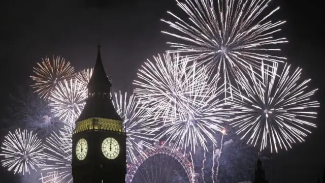 Fogos de artifício explodem no céu quando o Big Ben marca meia-noite em Londres