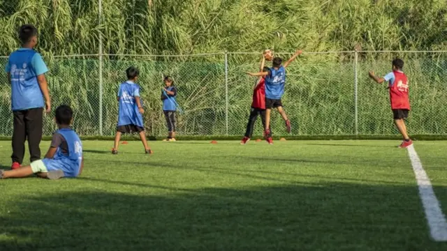 تنظم جمعية التحرك على الأرض مباريات كرة قدم للأطفال في مخيمات ليسبوس للاجئين