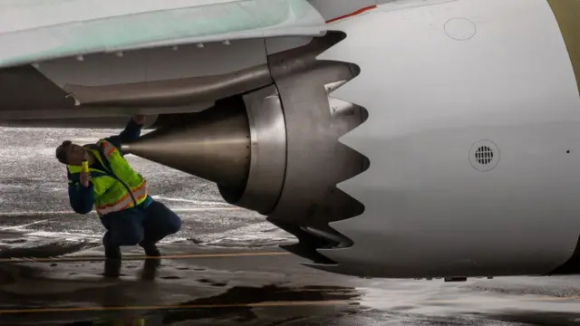 trabajador en avión boeing