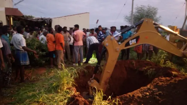 அருகில் குழி தோண்டி மீட்பு முயற்சி