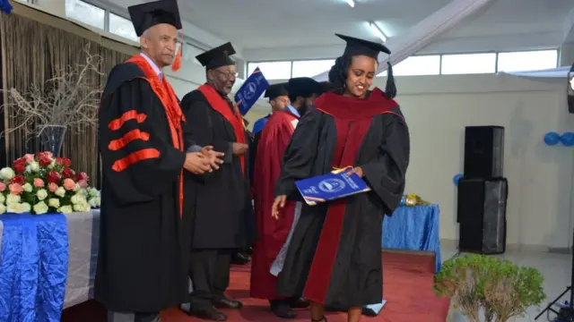 Koollejjii Medikaalaa Beetelirraa yeroo doktara fayyaan eebbifamtu