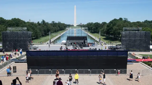 Workers build a stage and bleachers for the "Salute to America" Fourth of July event with US President Donald Trump at the Lincoln Memorial on the National Mall in Washington, DC, July 1, 2019
