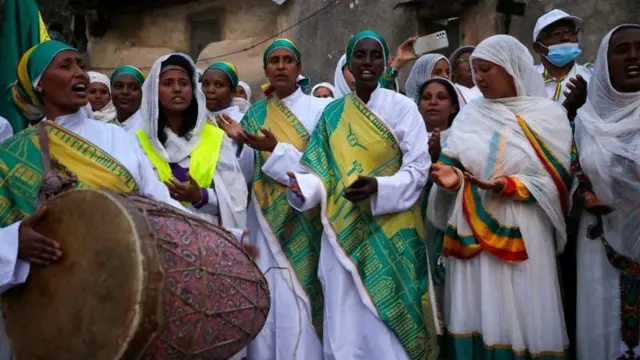 ባለፈው ሳምንት እሁድ የትንሳዔ ክብረ በዓል የተከበረ ሲሆን በእየሩሳሌም ነዋሪነታቸውን ያደረጉ የኢትዮጵያ ኦርቶዶክስ ቤተ ክርስቲያን እምነት ተከታዮችም ቀኑን በደመቀ ሁኔታ አክብረውታል። የሰንበት ትምህርት ቤት ተማሪዎች ቅዳሜ እለት በዝማሬና በሽብሸባ የእየሱስ ክርስቶስን ትንሳዔ እንዲህ አስበውታል።