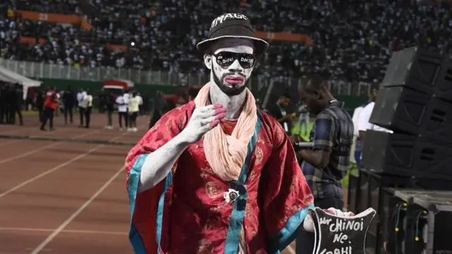 One fan of DJ Arafat waka for di ceremony