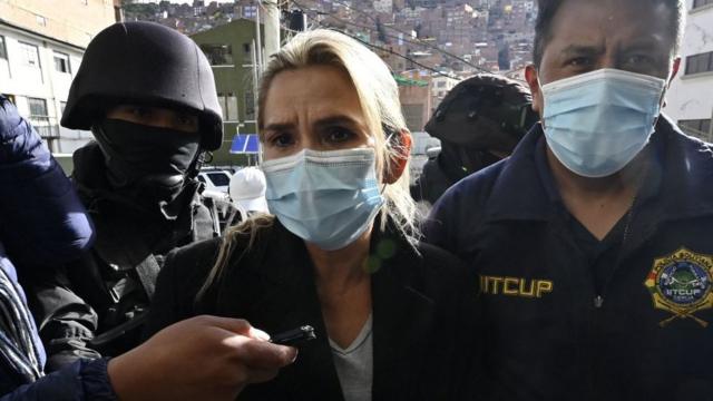 Jeanine Áñezcupom de desconto blaze apostasmáscara enquanto é conduzida à prisão