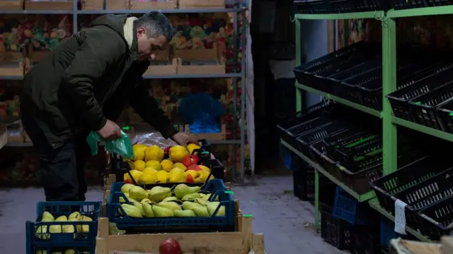 Пустые полки магазинов в Степанакерте