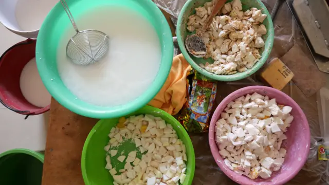 Bateas con las que Samir Lakhani elabora jabón.