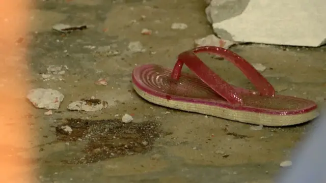 স্কুলটির ক্লাসরুমে পড়ে আছে এক ছাত্রীর স্যান্ডেল