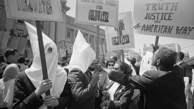 คูคลักซ์แคลน เป็นกลุ่มเหยียดเชื้อชาติที่ก่อตั้งขึ้นในมลรัฐทางตอนใต้หลังสงครามกลางเมืองสิ้นสุดลง