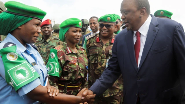 Kuwa kane, Perezida Uhuru Kenyatta yageze muri Somalia agiye mu irahira rya perezida waho mushya, hano araramutsa abasirikare ba Kenya bari mu butumwa bwa ATMIS muri icyo gihugu