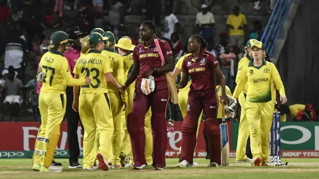 हाथ मिलाते खिलाड़ी