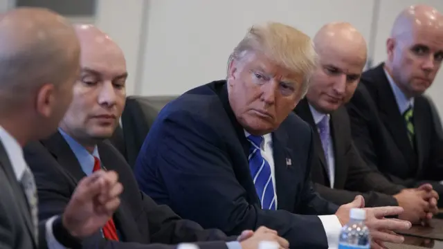 Donald Trump con sus asesores de campaña