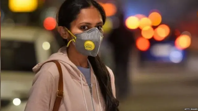 માસ્કધારી મહિલાની તસવીર