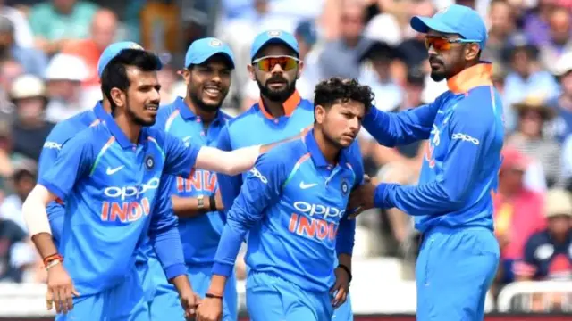 कुलदीप यादव को बधाई देते साथी खिलाड़ी