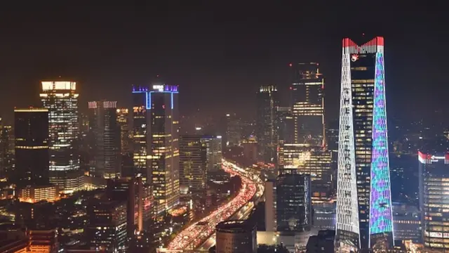 Başkent'teki ticaret merkezinin gece manzarası