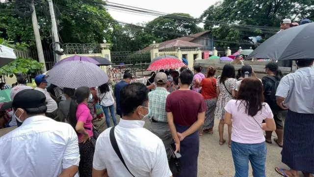 အင်းစိန်အကျဉ်းထောင်ထဲမှာ အချုပ်ကျနေသူ ၇၀၀ ကျော် ပြန်လွတ်ဖို့ရှိနေတာကြောင့် မိသားစုဝင်တွေ ထောင်ရှေ့မှာ ဇွန်လ ၃၀ ရက်မှာ လာစောင့်နေကြတာဖြစ်ပါတယ်။