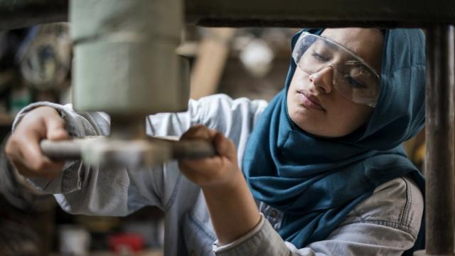 mulher com véu trabalhandojogo de memória onlinefábrica