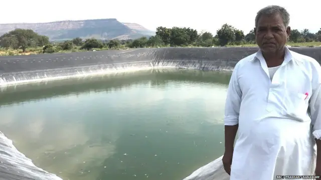 सोमनाथ कामटे यांच्या शेतात जलयुक्त शिवार योजनेअंतर्गत शेततळ खणण्यात आलं आहे.