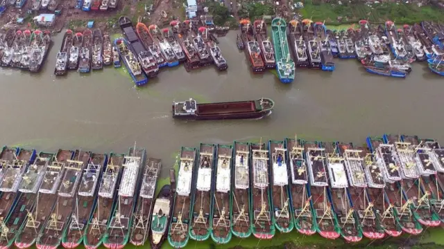 سفن صيدٍ تتخذ لنفسها ملاذاً قبيل هبوب عاصفةٍ في الصين