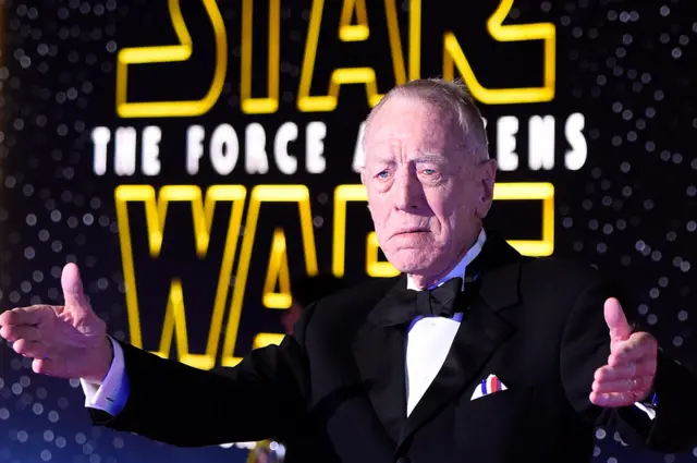 Igrao je Lor San Teka u filmu „Ratovi zvezda: Buđenje sile"