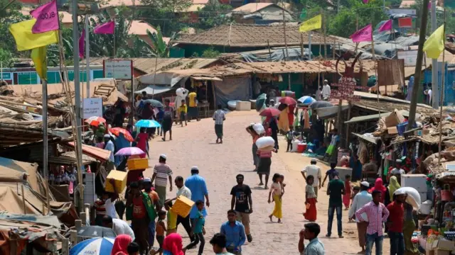 কক্সবাজারে শরণার্থী ক্যাম্পগুলোতে এই মূহুর্তে ১০ লাখের বেশি রোহিঙ্গা বাস করছে।