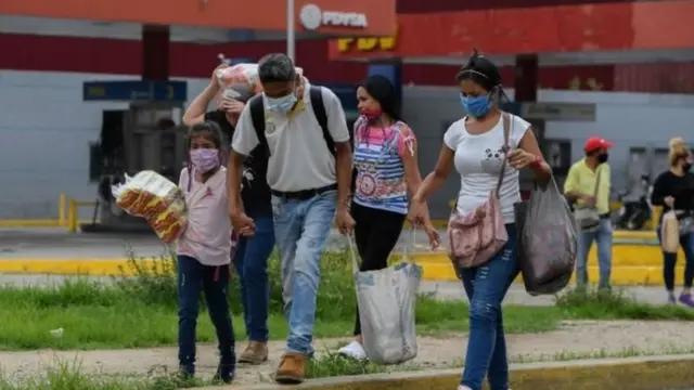 Familia de venezolanos caminando