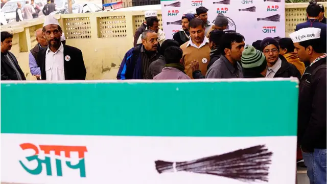 રાજકીય પક્ષોને જાહેર સ્થળોએ ચિતરામણ કરવામાં કશું ખોટું કેમ નથી લાગતું?