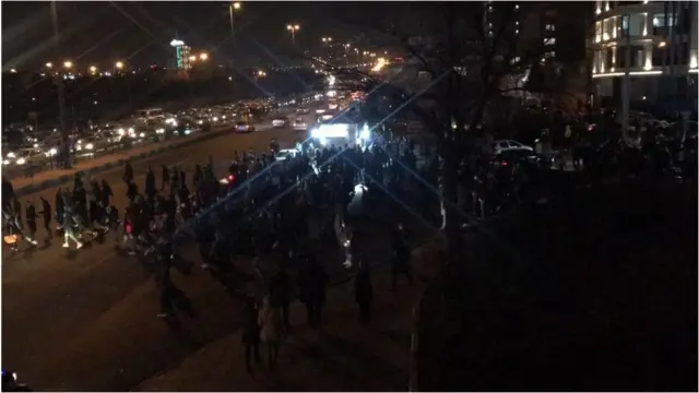 বিমান ভূপাতিত করার কথা স্বীকার করে নেয়ার পর ইরানের শীর্ষ নেতাদের বিরুদ্ধে বিক্ষোভ করে ইরানিরা