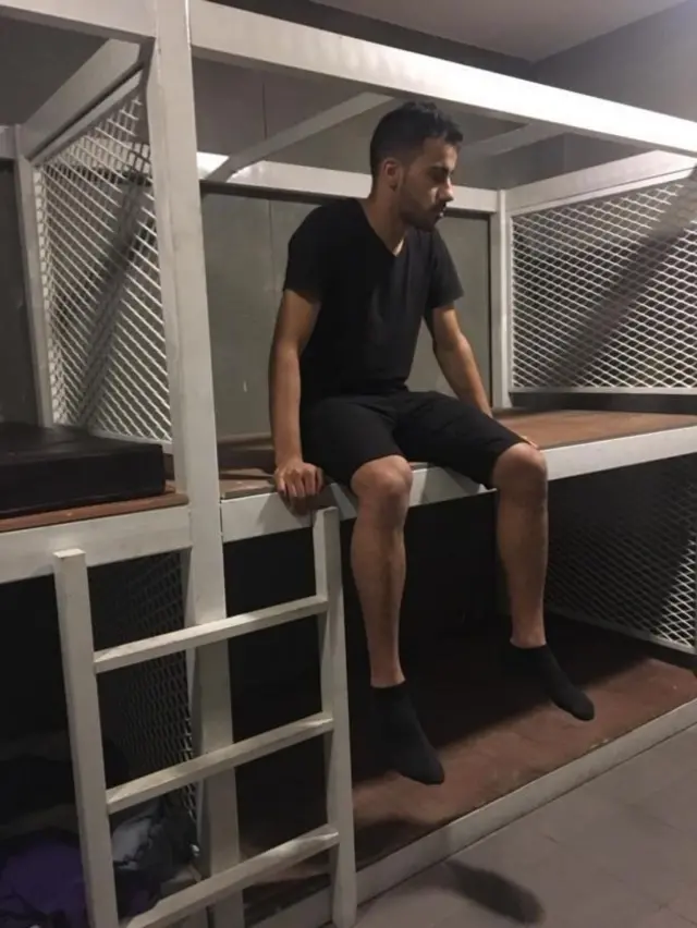 นายอัล อาไรบี ขณะถูกควบคุมตัวที่สนามบินสุวรรณภูมิ