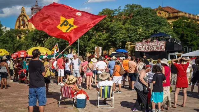 Passeata pró-Lulaquero jogar joguinhoPorto Alegre