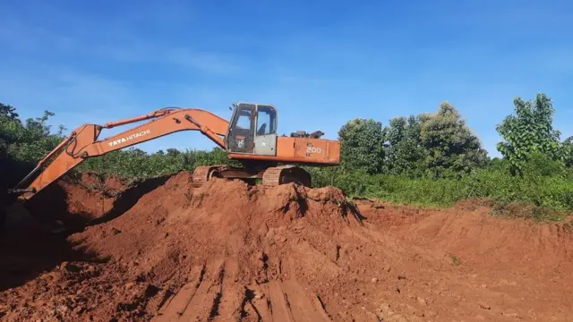 స్వల్పకాలంలోనే భారీగా తవ్వకాలు జరిగినట్టు స్థానికులు చెబుతున్నారు.