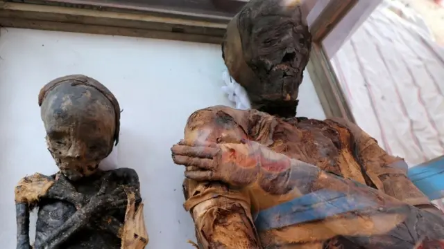 आमा र छोराको ममी