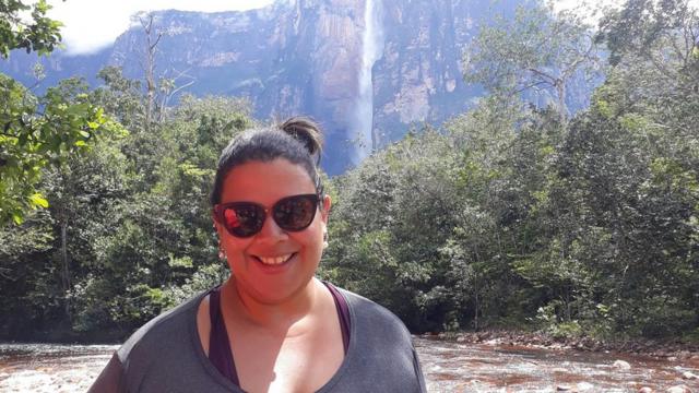 Eliane Souza frente al Salto Ángel, la cascada de agua más alta del mundo.