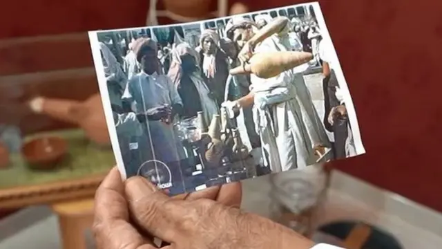 الشقيقان ورثا مهنة سقاية الحجيج أباً عن جد