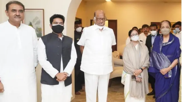 ममता बनर्जी ने मुंबई में शरद पवार और राष्ट्रवादी कांग्रेस पार्टी के अन्य नेताओं से मुलाक़ात की है