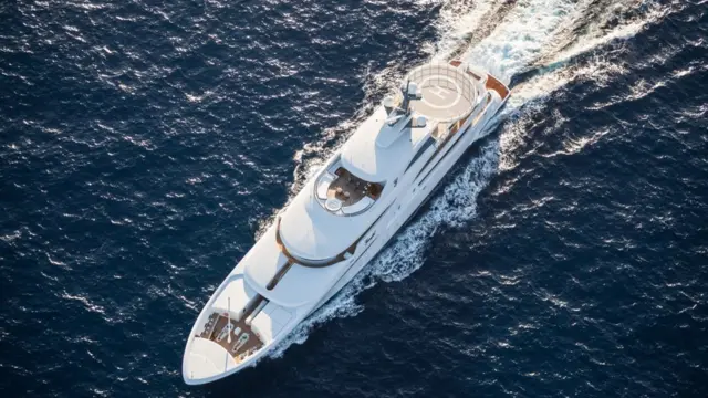 يقال إن اليخت يضمن حوضا للسباحة ومهبطا للطائرات المروحية