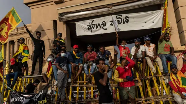 இலங்கை போராட்டம்: ராஜபக்ஷ வீட்டின் மீது ஏறிய மாணவர்கள்