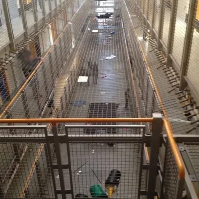 Foto yang belum diverifikasi dari dalam penjara sesudah kerusuhan.