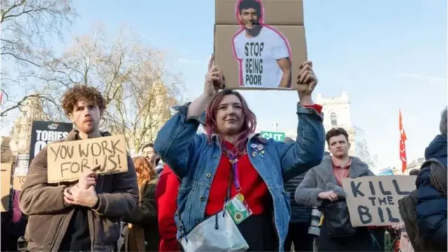 জ্বালানি এবং জীবনযাত্রার খরচ বেড়ে যাওয়ায় লন্ডনে বিক্ষোভ