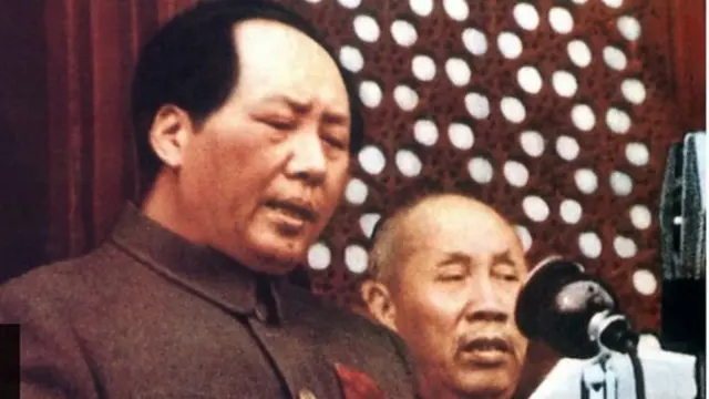 සභාපති මාඕ සේතුං (Mao Zedong) විසින් 1949 ඔක්තෝබර් පළමුවෙනිදා මහජන චීන ජනරජය ප්‍රකාශයට පත්කරනු ලැබීම