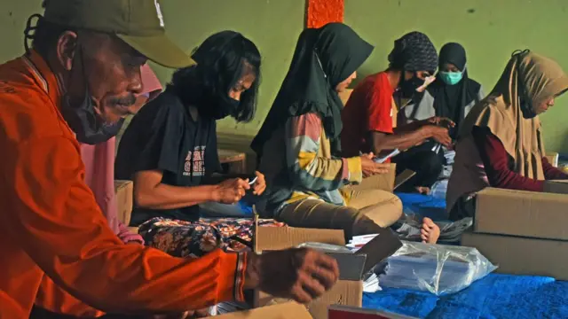 Melipat kartu suara untuk Pilkada di Serang, Banten.