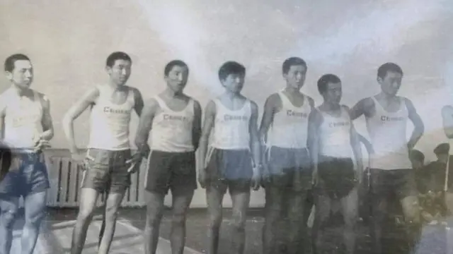 Мектептеги волейбол командасы 1975-жыл. (С.Жээнбеков солдон бешинчи).