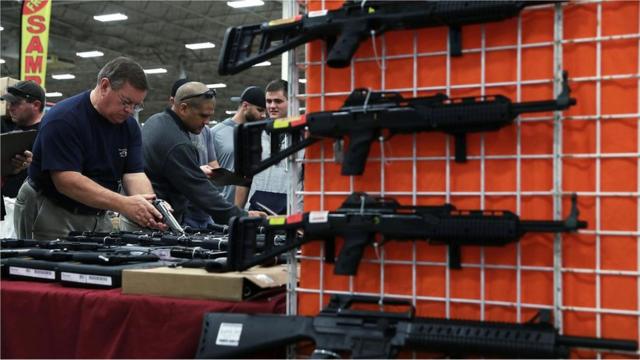 在美国，枪械交易行业的交易额超过500亿美金（约350亿英镑），不过仅占国民经济很小的一部分。