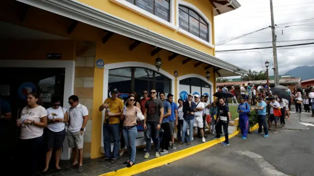 Kuyrukta bekleyenler