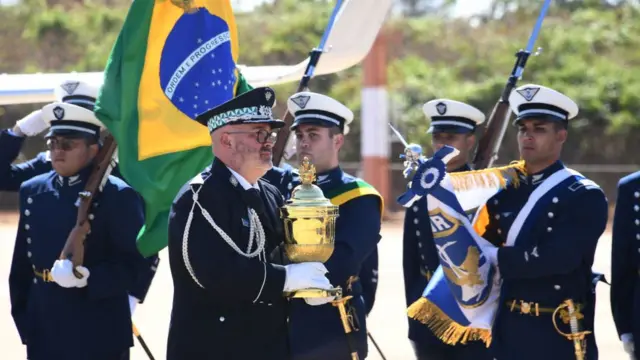 Antonio Leitao da Silva, comandante de la policía municipal de Oporto, porta la urna con el corazón de Pedro I en la base aérea de Brasilia, Brasil, el 22 de agosto de 2022