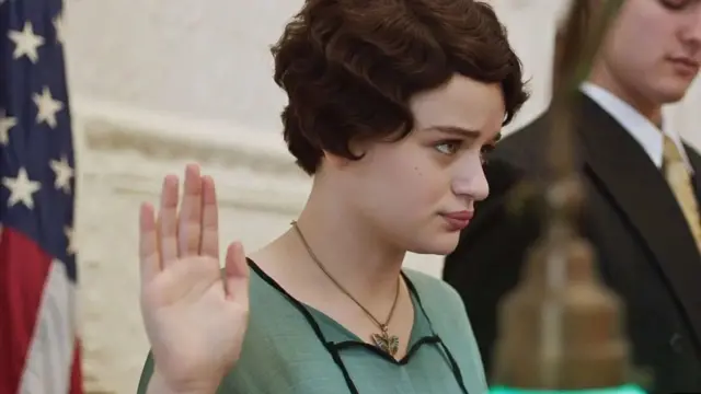 في فيلم "فتيات الراديوم"، تلعب جوي كينغ دور عاملة في أحد المصانع تقاوم رؤساءها بجسارة