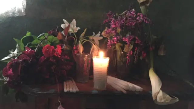 Altar improvisado en honor al menor fallecido.