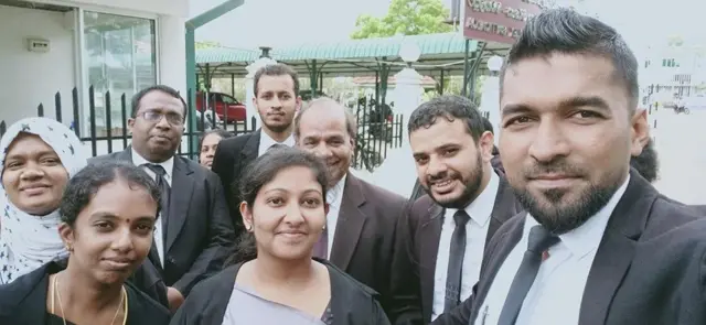 நீதிமன்ற வளாகத்தின் முன்பாக கவன ஈர்ப்பு நடவடிக்கை